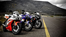 Три мотоцикла на дороге