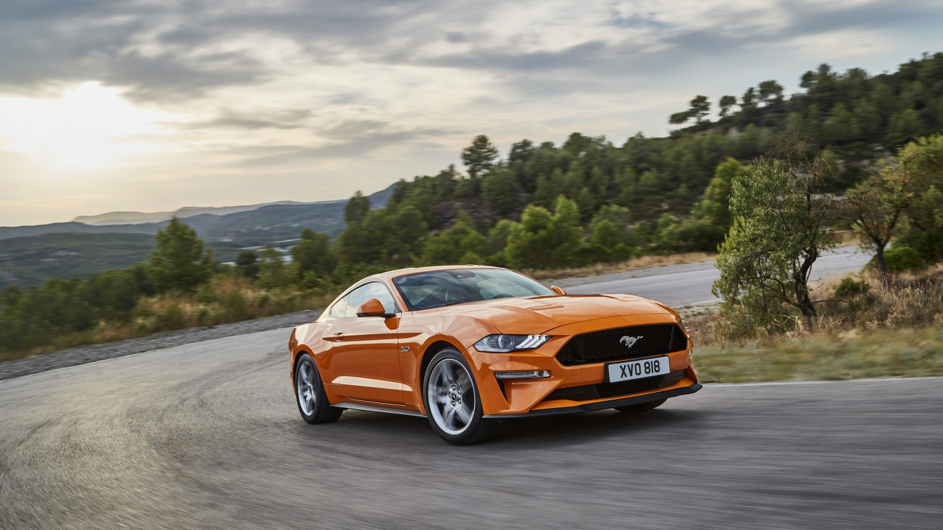 Оранжевый Ford Mustang