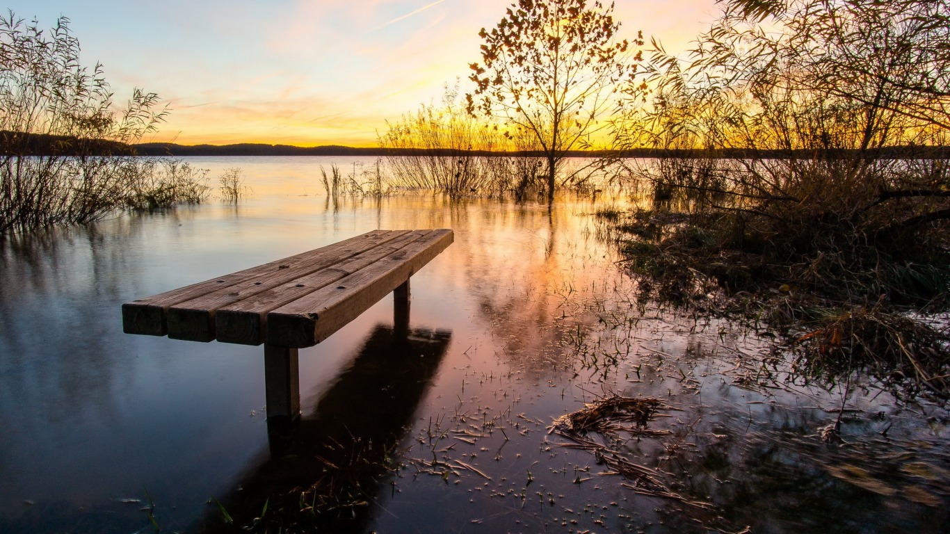 стол на природе у озера
