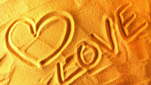 Надпись на песке - LOVE