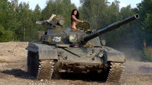Девушка на танке