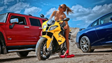 Девушка на желтом мотоцикле