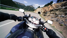 Вид на дорогу с мотоцикла
