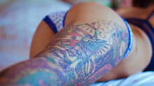 Цветная татуировка на ноге