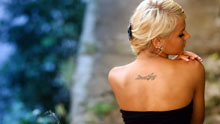Блондинка с татуировкой