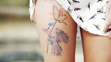 Татуировка цветок на бедре